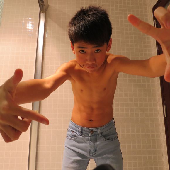 求15岁以下男孩的腹肌的照片 最好视频 多谢?