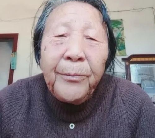 湖南株洲一八旬奶奶独自拍视频诉说孤独，该如何给空虚老人温暖？