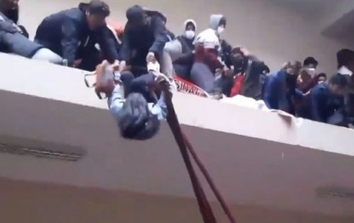 玻利维亚一大学楼道护栏断裂多少名学生坠亡？