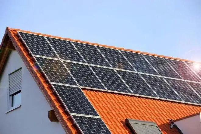 太阳能发电板装在屋顶上有什么利处和弊端