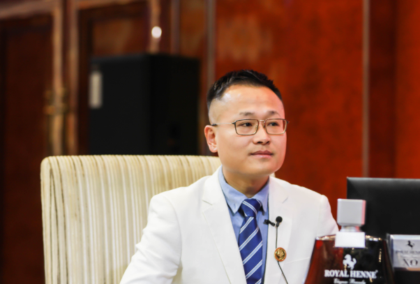 明星企业家被赣州一法院公开悬赏，他是如何从农村青年打拼成明星企业家的？