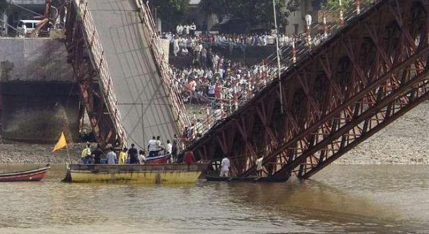 开放仅5天就坍塌，3D还原印度大桥坍塌事故，事发时的场景是怎样的？