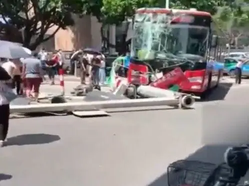 厦门公交车失控，冲上人行道致6人受伤，造成这起事故的原因是什么呢？