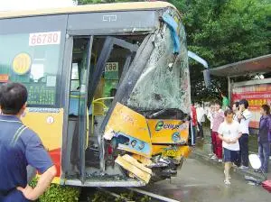 厦门公交车失控，冲上人行道致6人受伤，造成这起事故的原因是什么呢？