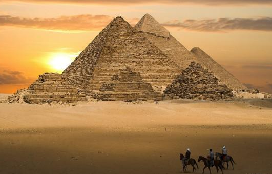 关于埃及金字塔神秘的传说,要简单的