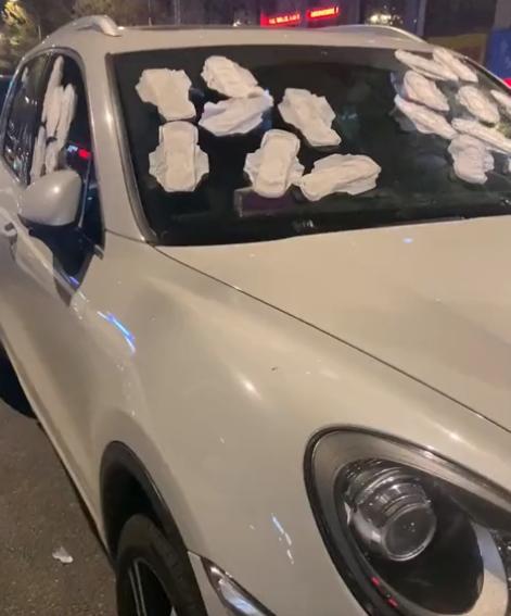 南京一违停堵路5小时的汽车被贴满卫生巾，该车主给他人带来了哪些不便？