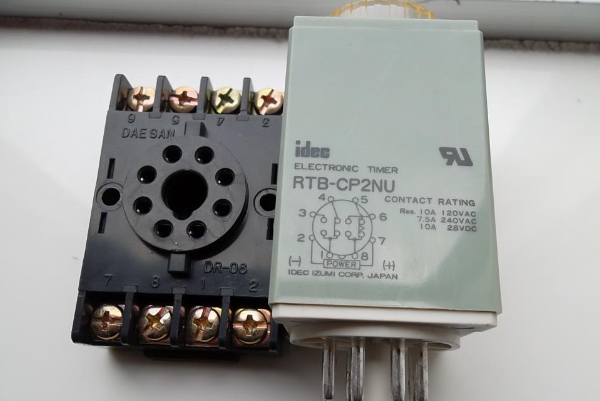 欧姆龙H3Y-2时间继电器怎么实现通电延时，接DC24V电磁阀。电路白痴求具体接线方法，插座怎么接线