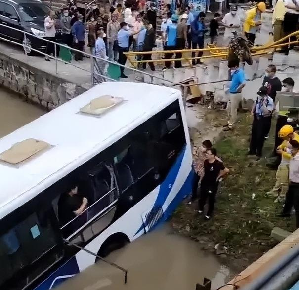 上海一公交坠河，司机提前让乘客下车，司机为何能提前预知危险？
